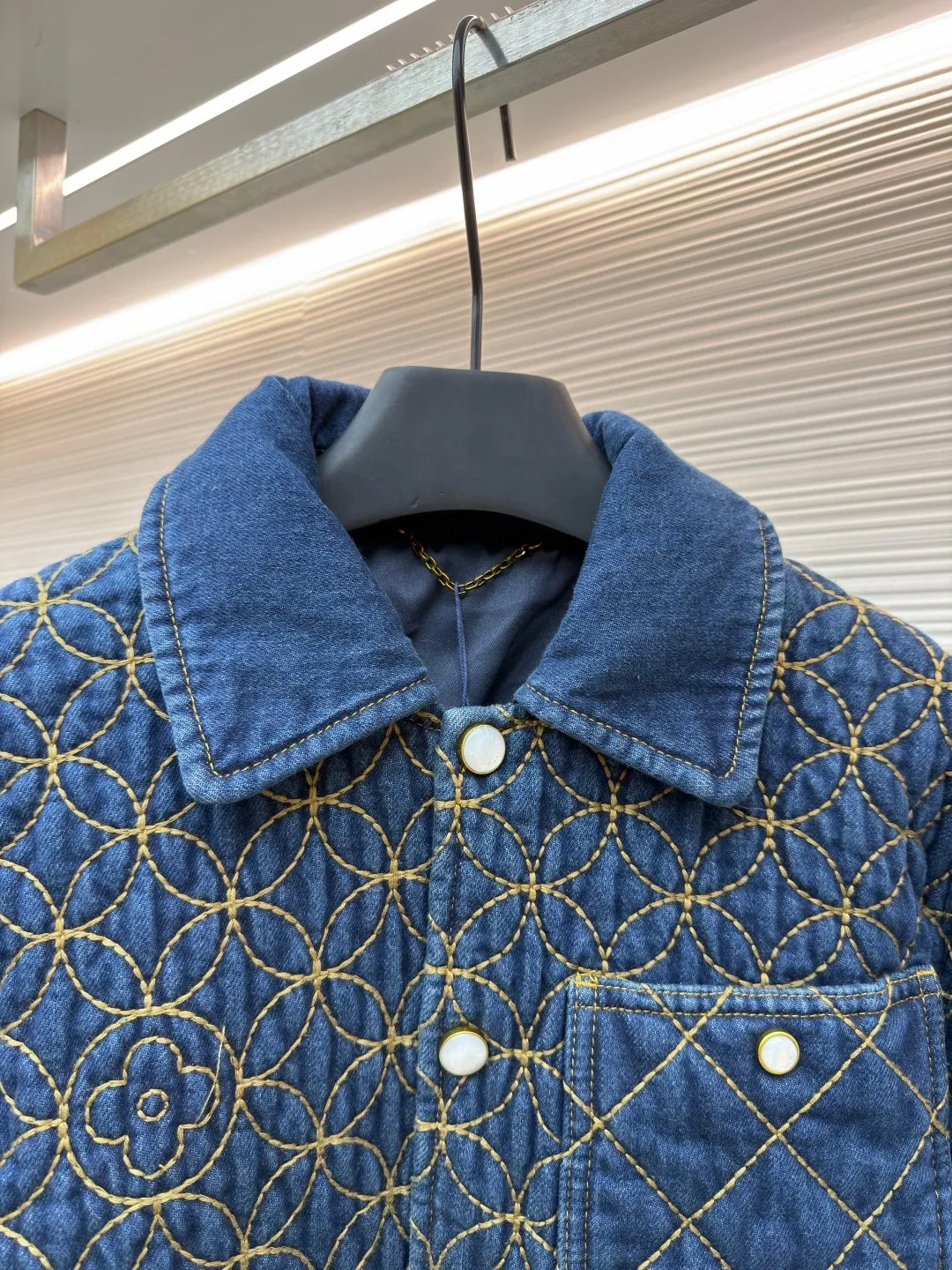 LOUIS VUITTON coin embroidered lapel denim cotton jacket ●Original version: purchased and developed by 22589 ●Item number: 1682368-D45 ●Fabric: cotton fabric ●Technology: embroidery production ●Color: blue ●Version: fitted version ●Weight: about 1725 grams ●Size: 44-46-48-50 ●Description: Based on denim fabric, this product breaks through the rough frame of traditional work jackets and achieves functional upgrades through built-in quilting and full-width quilting processes. The outer layer is made of high-quality denim, which is washed to give it a retro texture and soft touch; it is filled with polyester fiber filler, which is light, fluffy and has good warmth retention. It retains the texture of denim while maintaining softness, and is combined with the quilted cotton layer to balance warmth and stiffness. The core technology lies in full-width quilting: precise stitching is used to fix the filling and fabric to form a concave and convex three-dimensional pattern. The quilting stitching not only fixes the filling to avoid shifting, but also cleverly outlines the Dandy Monogram pattern, and gives the jacket a unique texture level. The logo is transformed into a three-dimensional texture to achieve the unity of functionality and decoration. The overall wiring is straight and delicate, the fabric is comfortable and soft, and the color is consistent without color difference. It can be matched with the same style to create a fashionable look and control various occasions. Customized accessories, complete with three standards, same style for men and women!